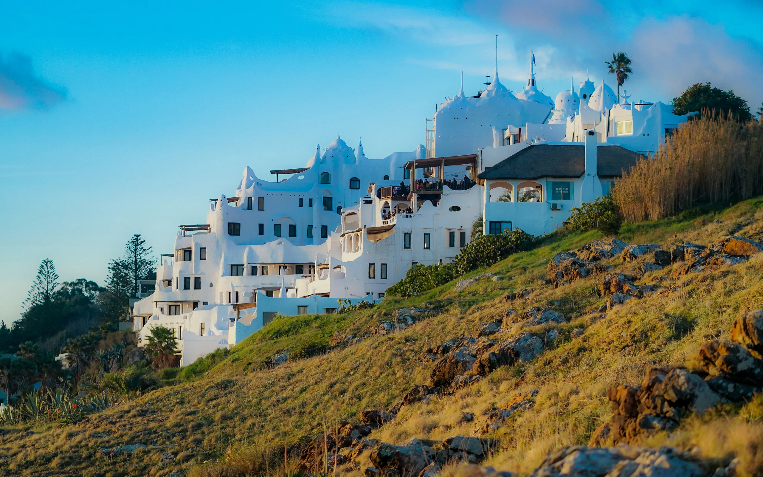 Casapueblo, la casa esculpida de Páez Vilaró en la ladera de Punta Ballena, con el sol bajo iluminando sus paredes blancas