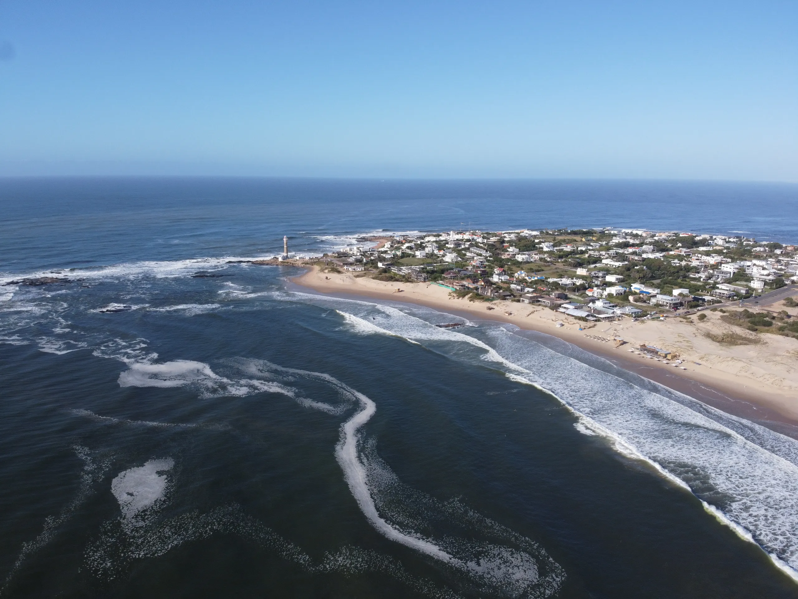 La costa de José Ignacio desde el aire, con el oleaje rompiendo sobre la punta
