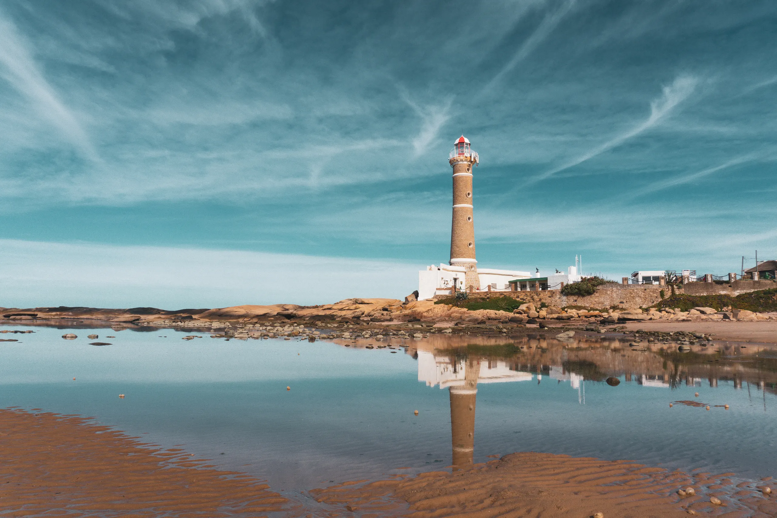 El faro de José Ignacio reflejado en la marea baja
